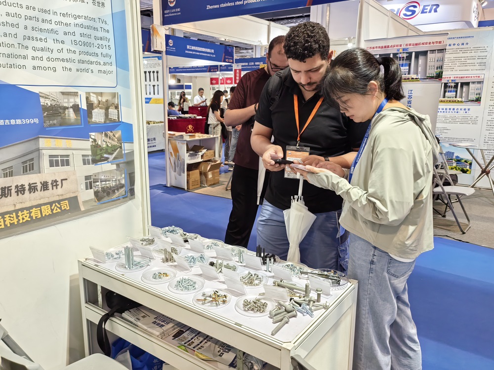 Jiaxing Xinhan Technology lyste vid Shanghai International Fastener Industry Exposition 2025 och diskuterade branschens framtid.